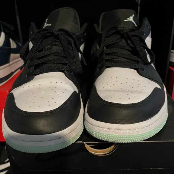 Air Jordan 1 Low SE - Picture 3 of 6